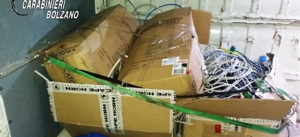 Controllano un furgone e trovano tre metri cubi di materiale di rame